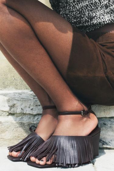 КОЖАНЫЕ ТУФЛИ НА ТАНКЕТКЕ БАХРОМОЙ — Шоколадно-коричневый от Zara