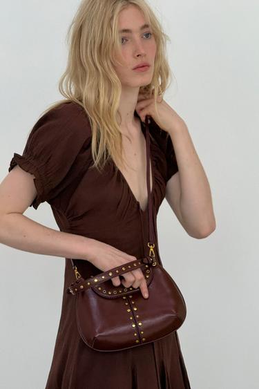 BOLSO DE HOMBRO TACHAS - Rojo Burdeos de Zara