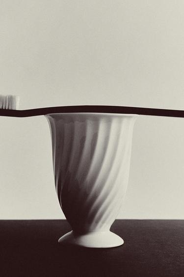 Zara EMBOSSED CERAMIC TOOTHBRUSH TUMBLER - White