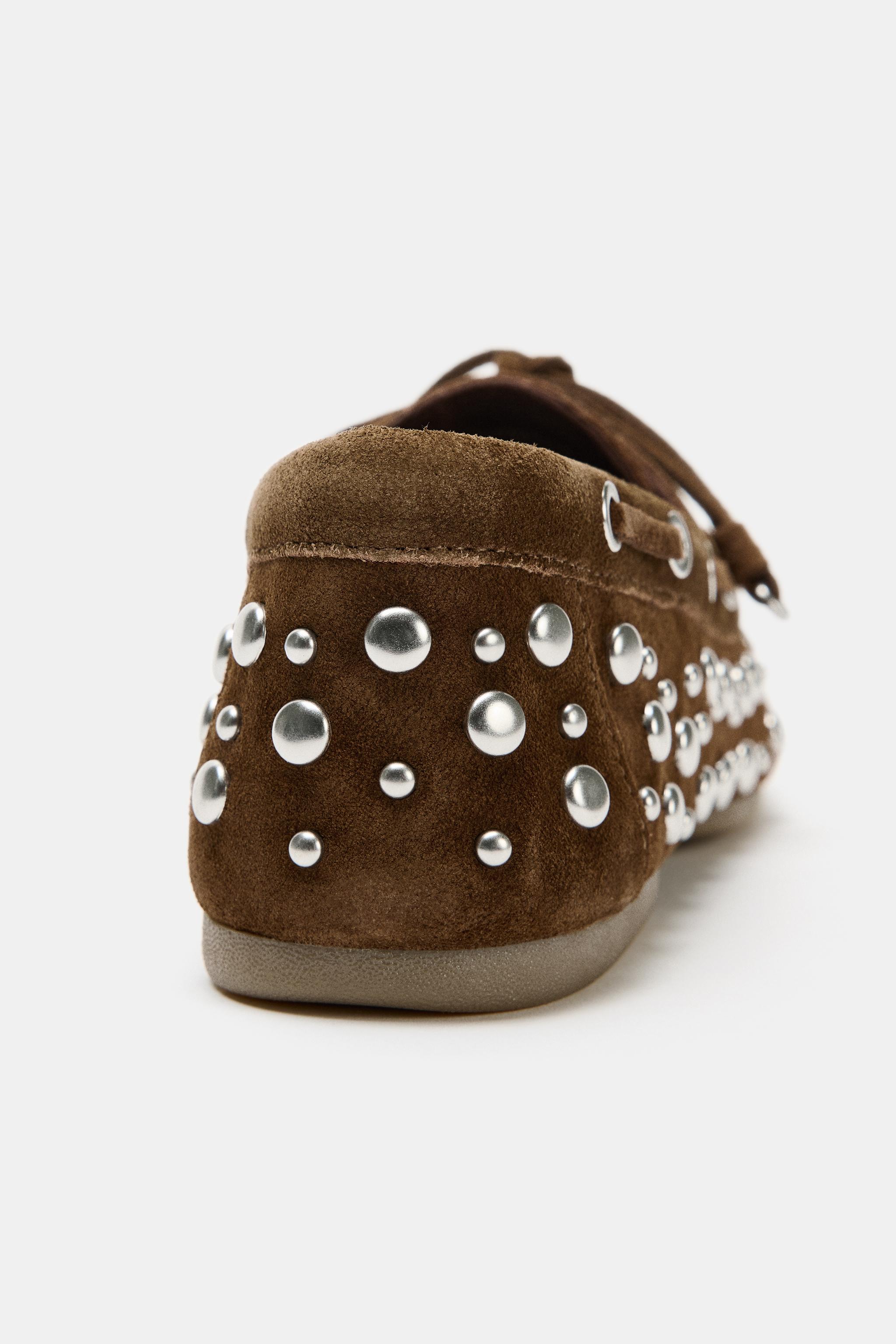 CHAUSSURES BATEAU EN DAIM À CLOUS