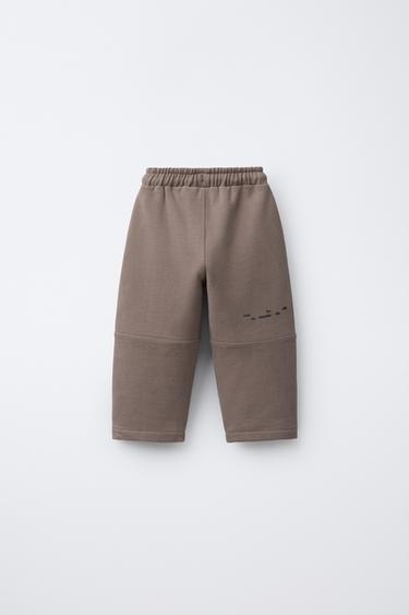 PANTALON EN MOLLETON DROIT AVEC LOGO EN RELIEF - Marron clair de Zara - Image 1