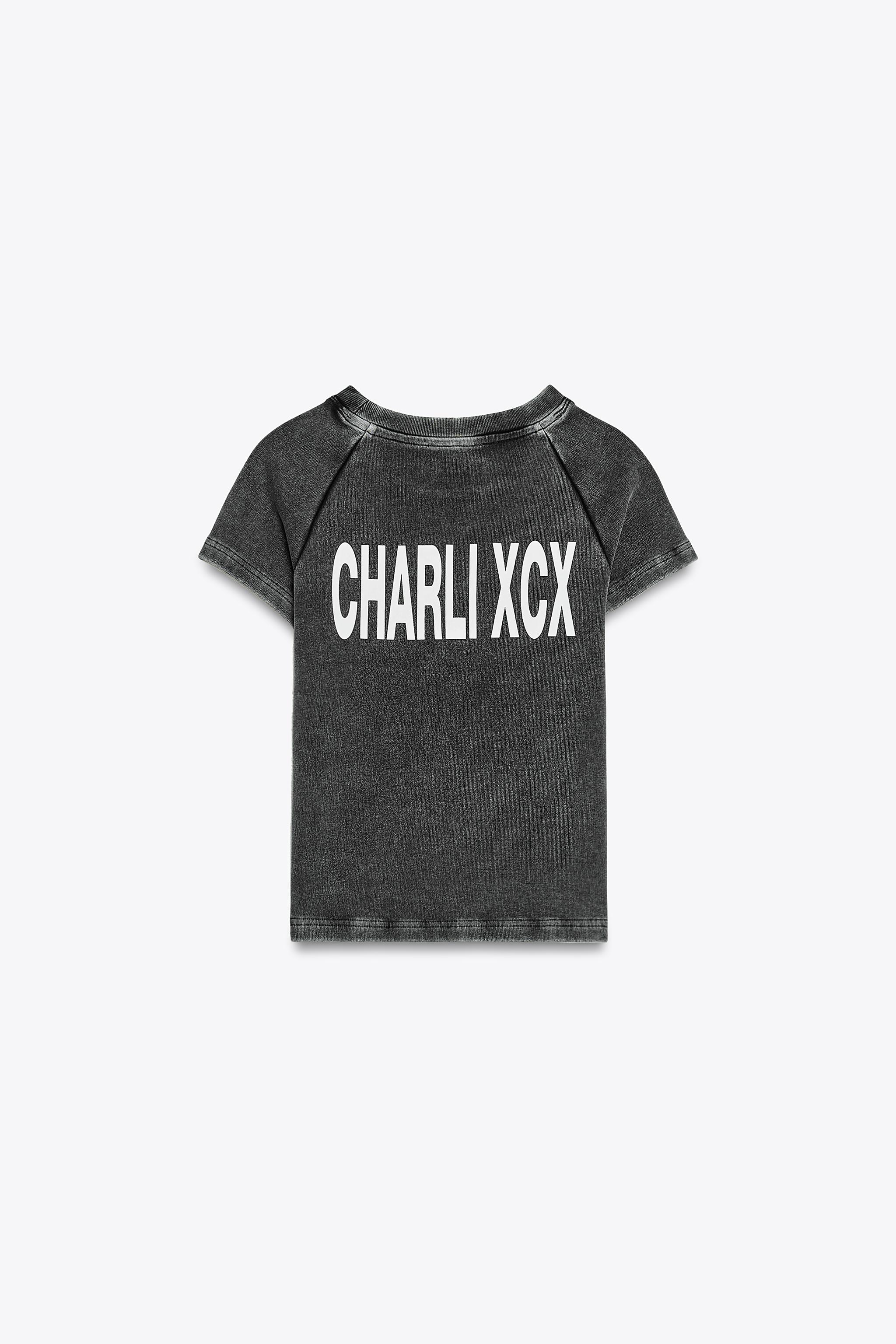 【ZARA】ウォッシュ加工 CHARLIE XCX Tシャツ | 4174/382/807 CHARLI XCX© FADED-EFFECT T-SHIRT - Anthracite grey | ZARA