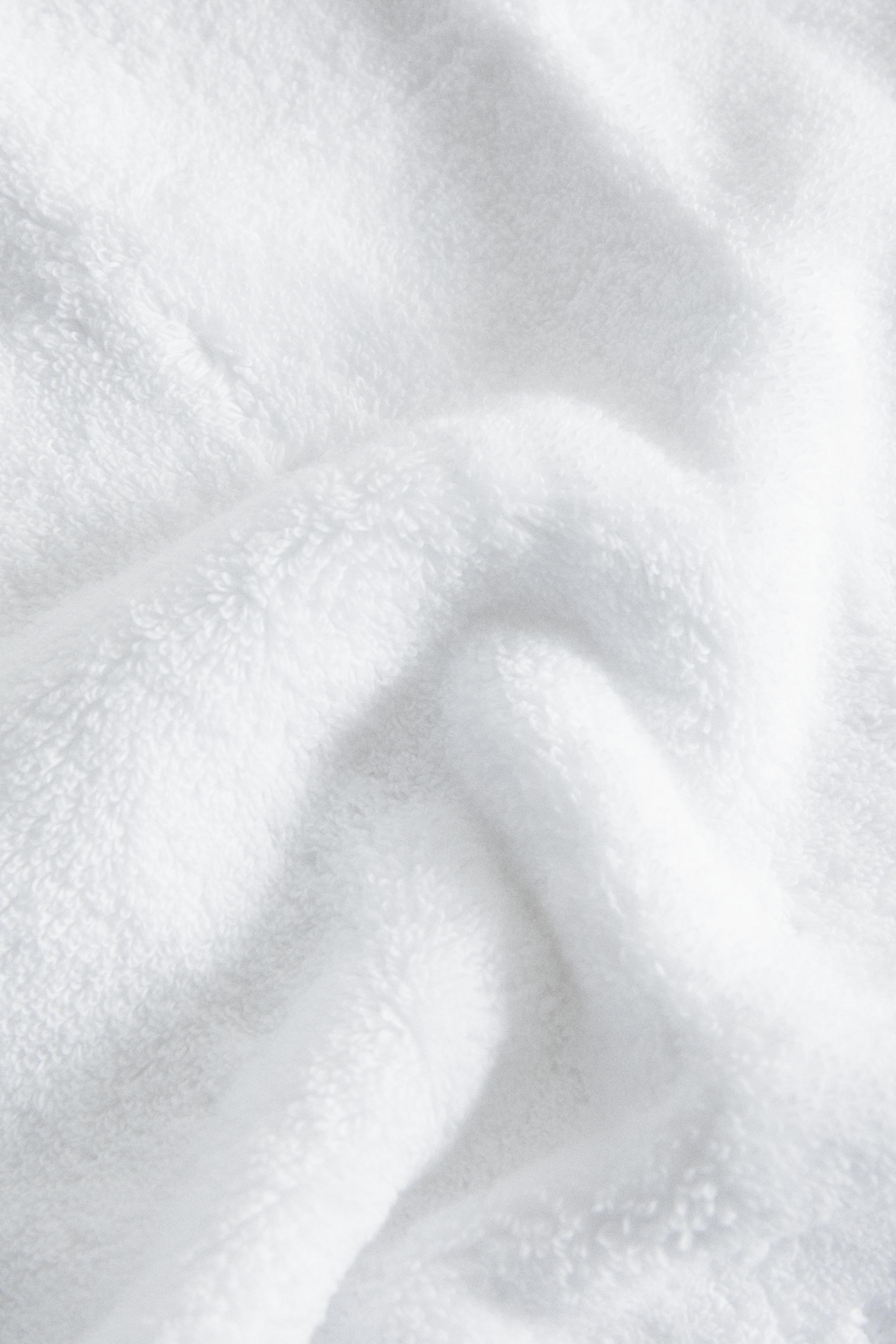 SCALLOPED EMBROIDERED BATH TOWEL
