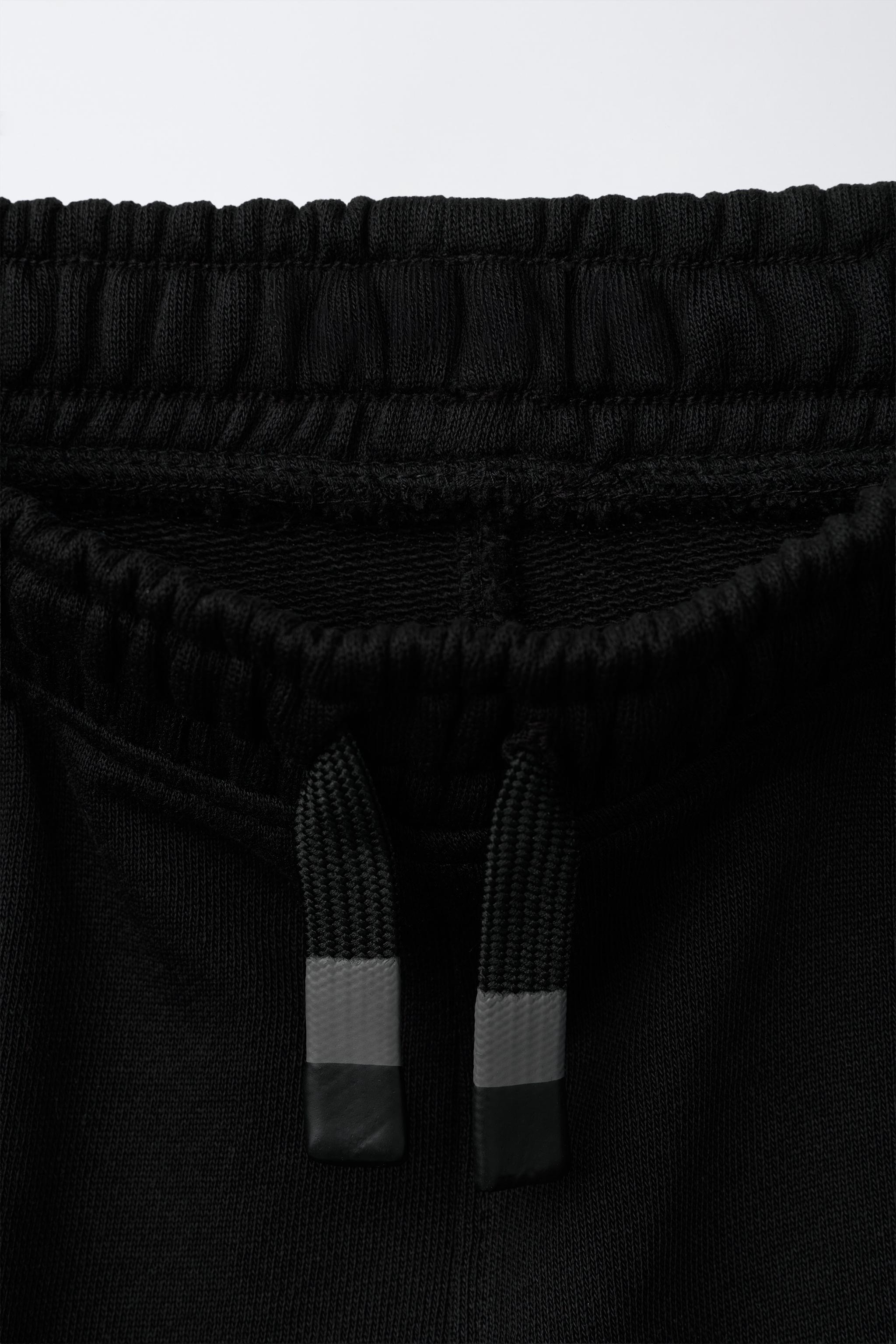 PANTALON EN MATIÈRES VARIÉES AVEC ÉTIQUETTE