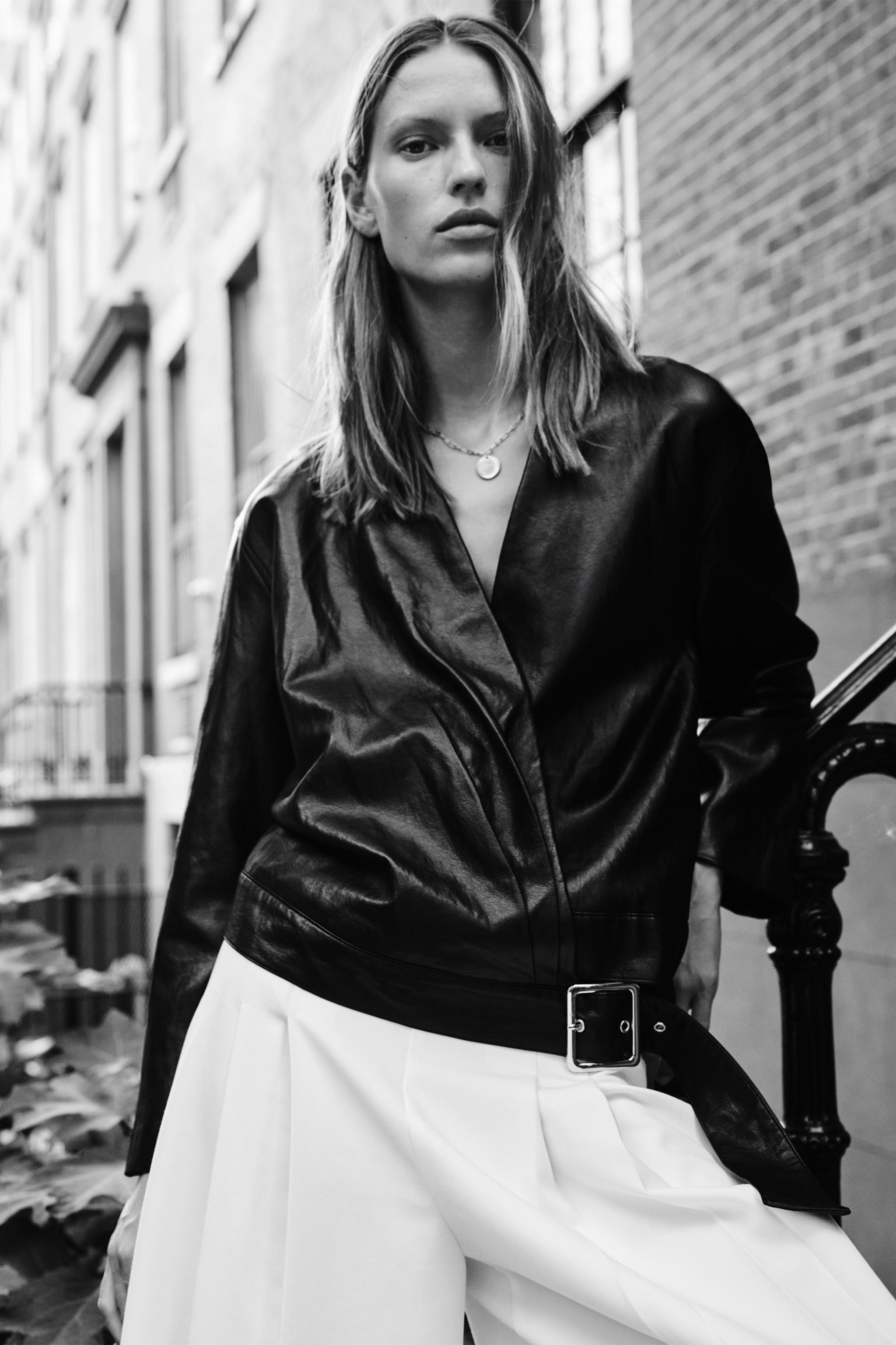 VESTE CROISÉE EN MATIÈRE SYNTHÉTIQUE
