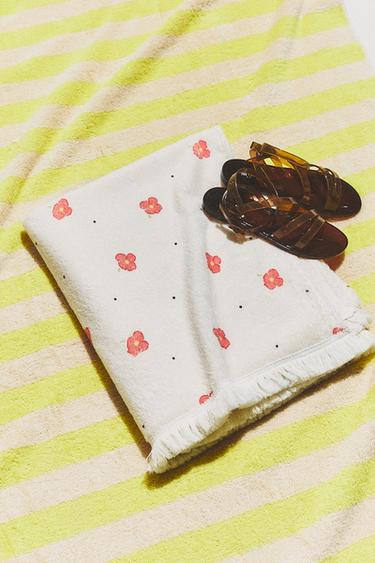 Zara PEŠKIR ZA PLAŽU SA CVETNIM DEZENOM – krema