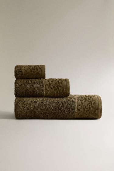 BATH TOWEL WITH FLORAL APPLIQUÉ BAND - Dark khaki by Zara - Image 0