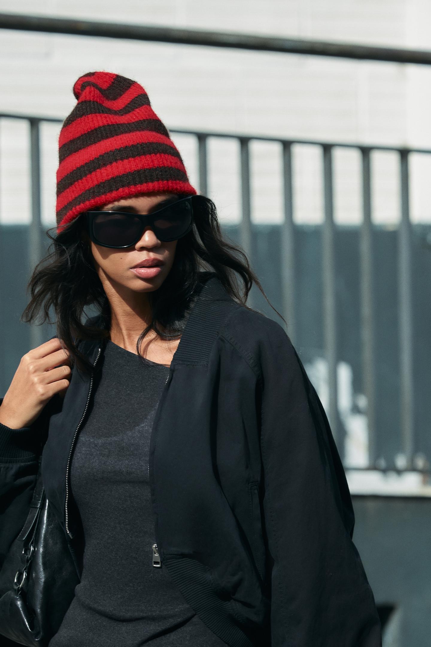 Женская шапка Zara Striped Cuffed Beanie, цвет: Красный — фото 1