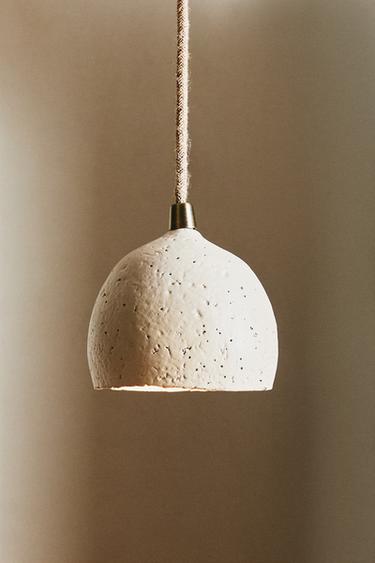 LOFTSLAMPE I PAPMACHÉ - råhvid fra Zara