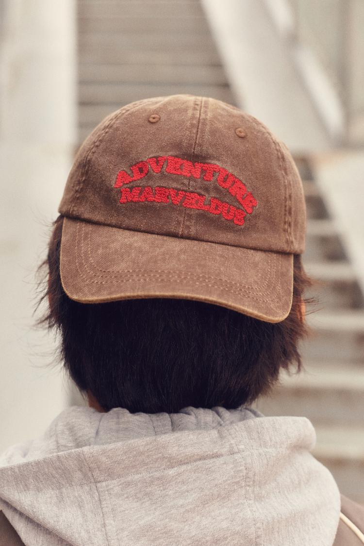 Gorra efecto lavado texto bordado