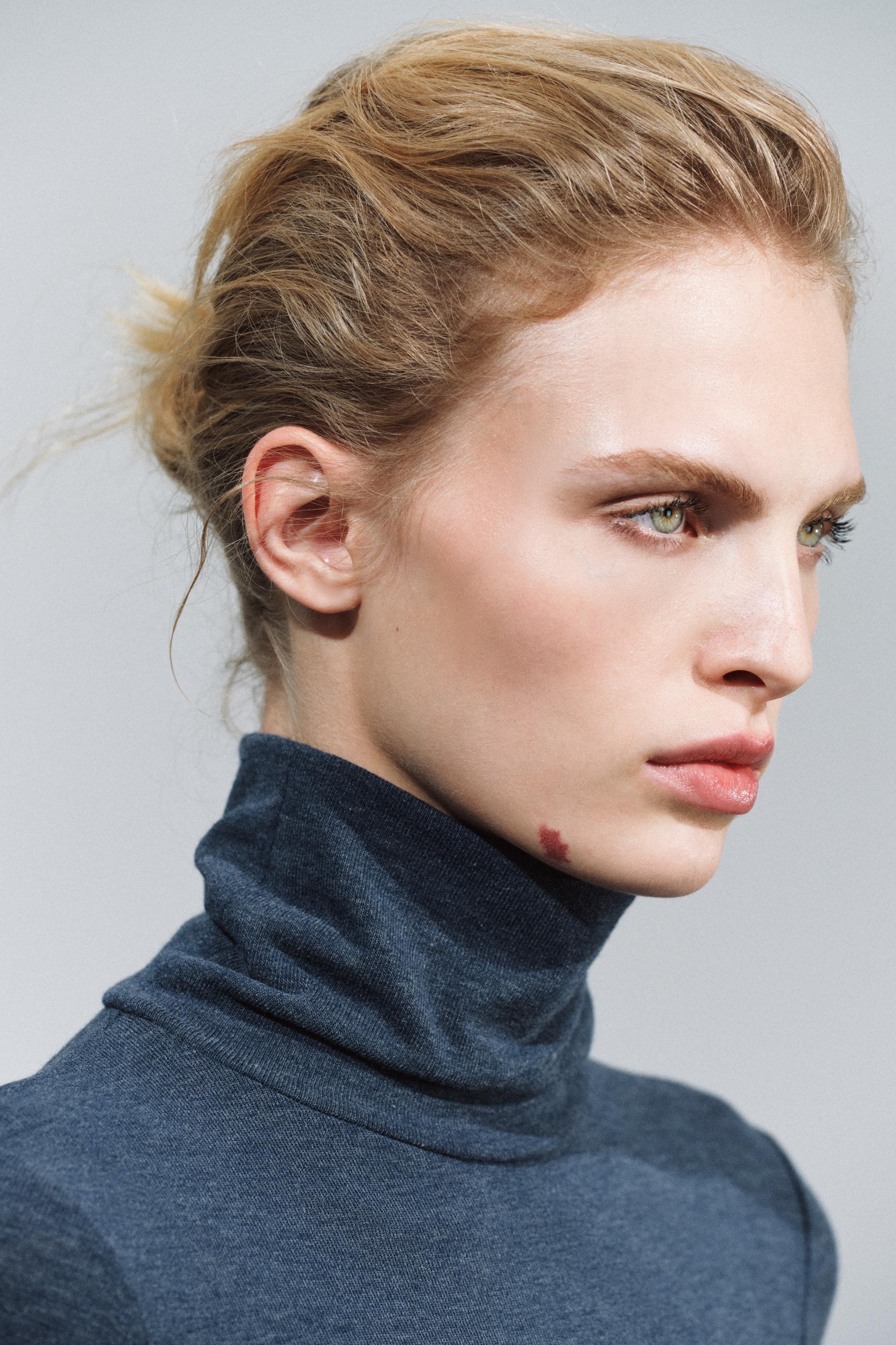 STAND-UP COLLAR T-SHIRT