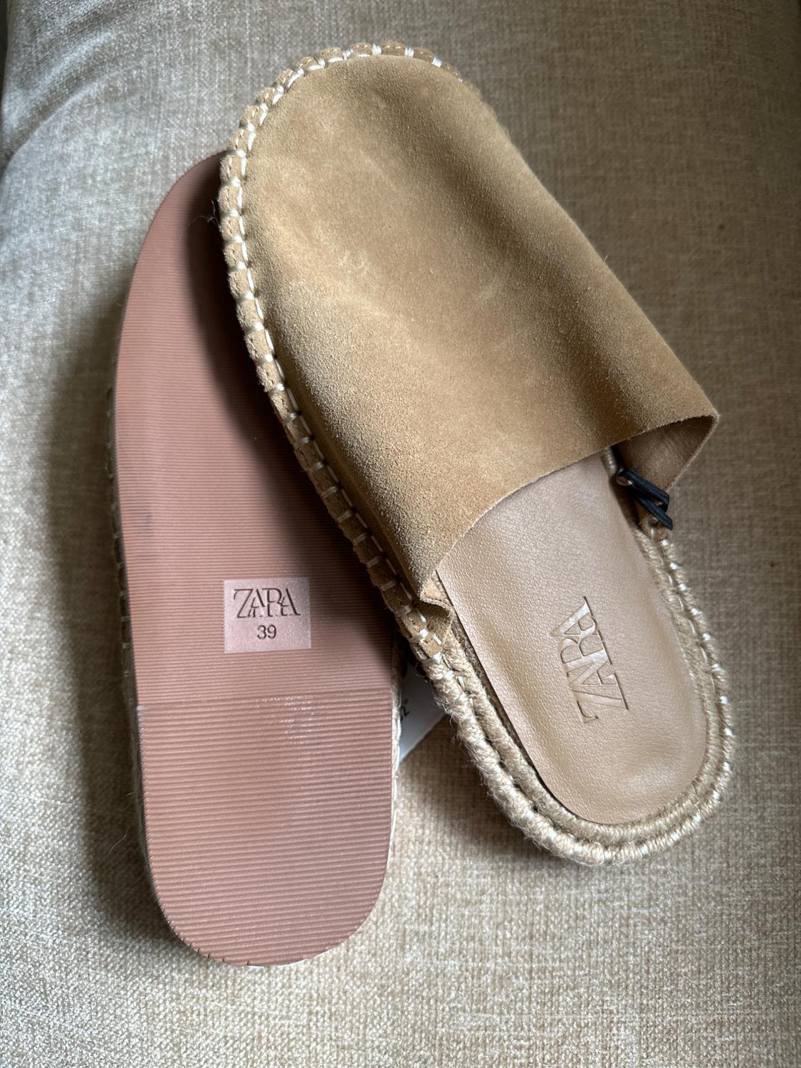 Beige suede shoes with braided trim on a fabric surface. One shows the sole and the other the insole. Text: ZARA 39, ZARA.