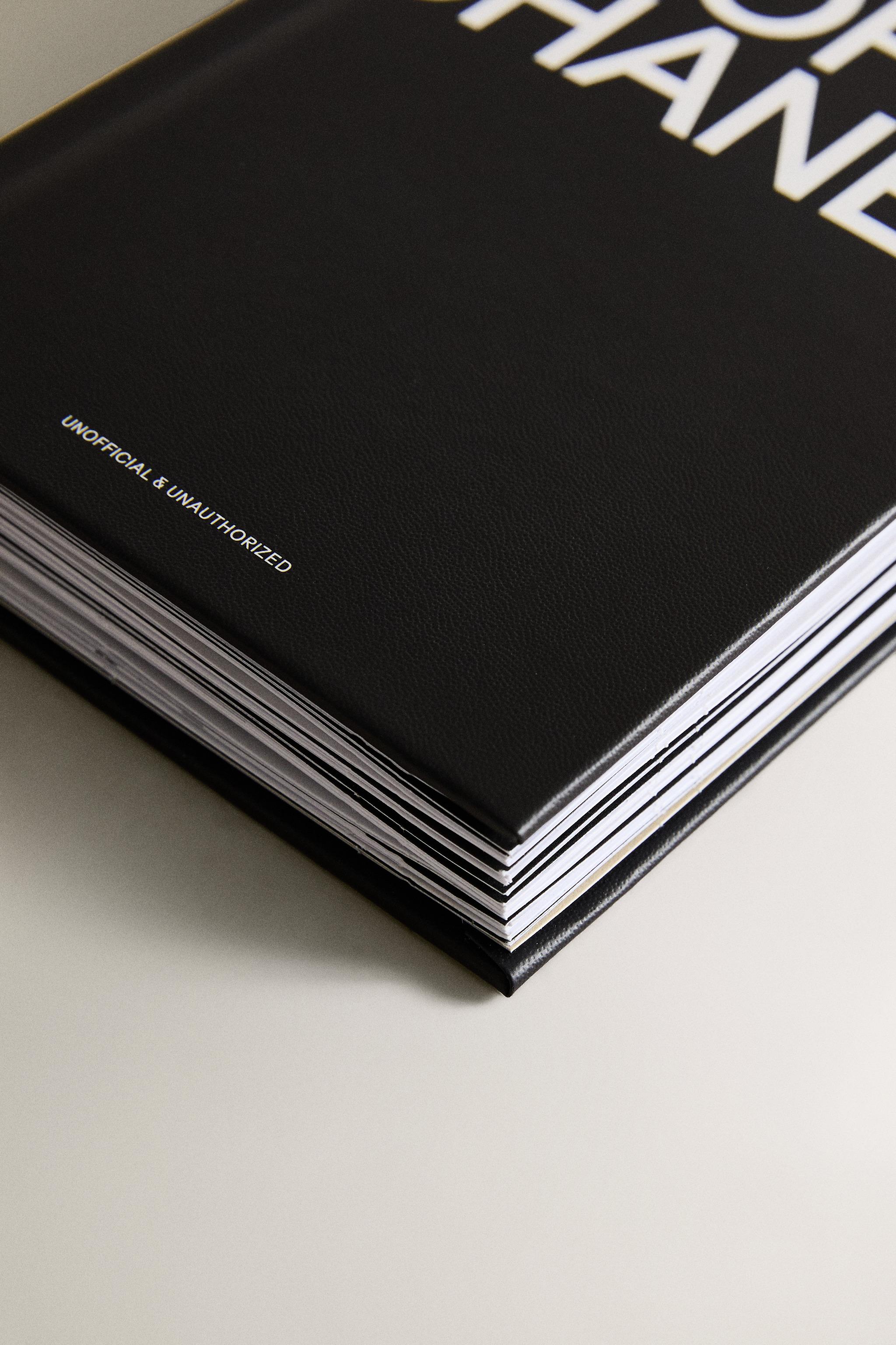 FASHION UNFOLDED "POP UP" BOOK (ENGLISH) — Black
