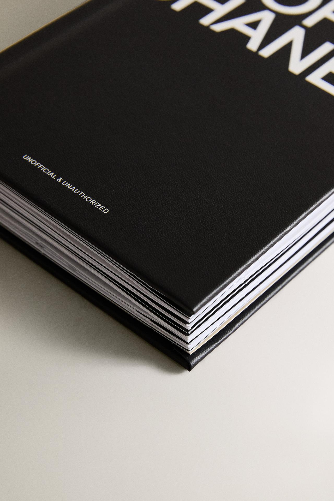 FASHION UNFOLDED "POP UP" BOOK (ENGLISH) — Black