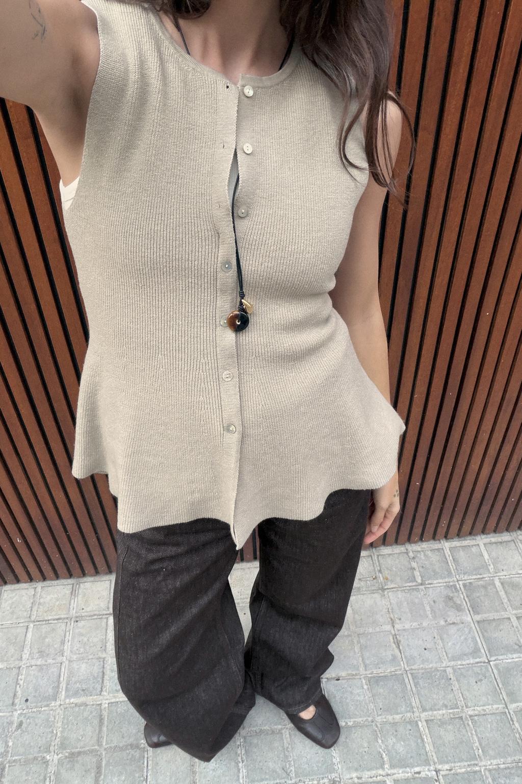 BUTTONED RIBBED PEPLUM TOP