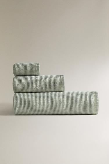 TEXTURED WAFFLE-KNIT BATH TOWEL - Light green by Zara