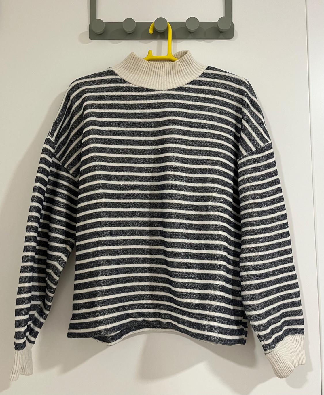 HIGH NECK SWEATSHIRT