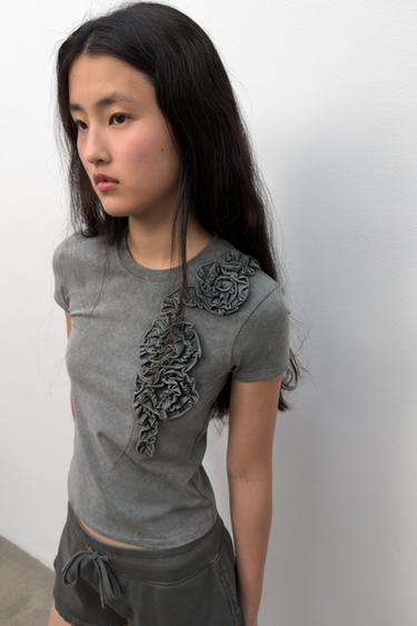 T-SHIRT LAVÉ FLEUR EN RELIEF - Gris de Zara - Image 1