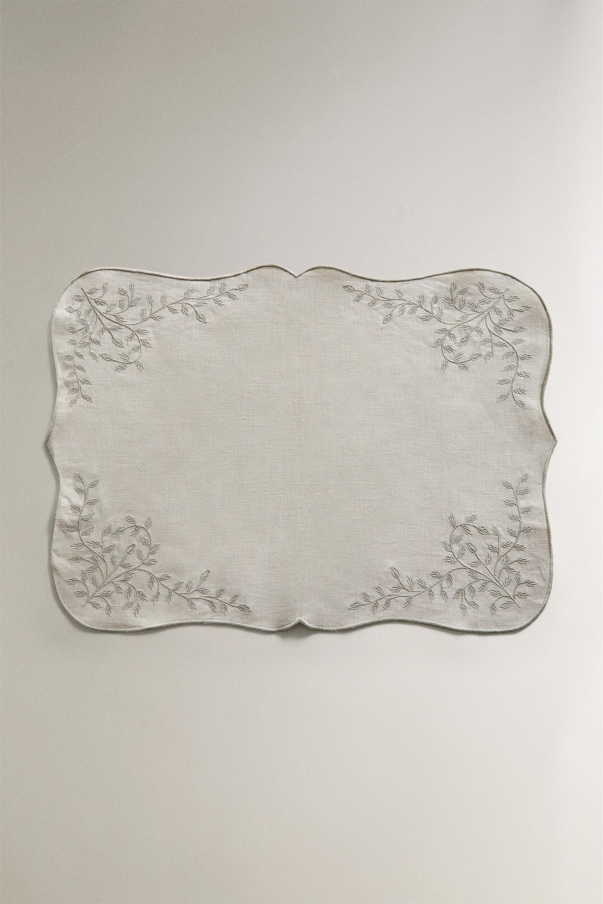 EMBROIDERED LINEN PLACEMAT WITH VEGETABLE MOTIFS