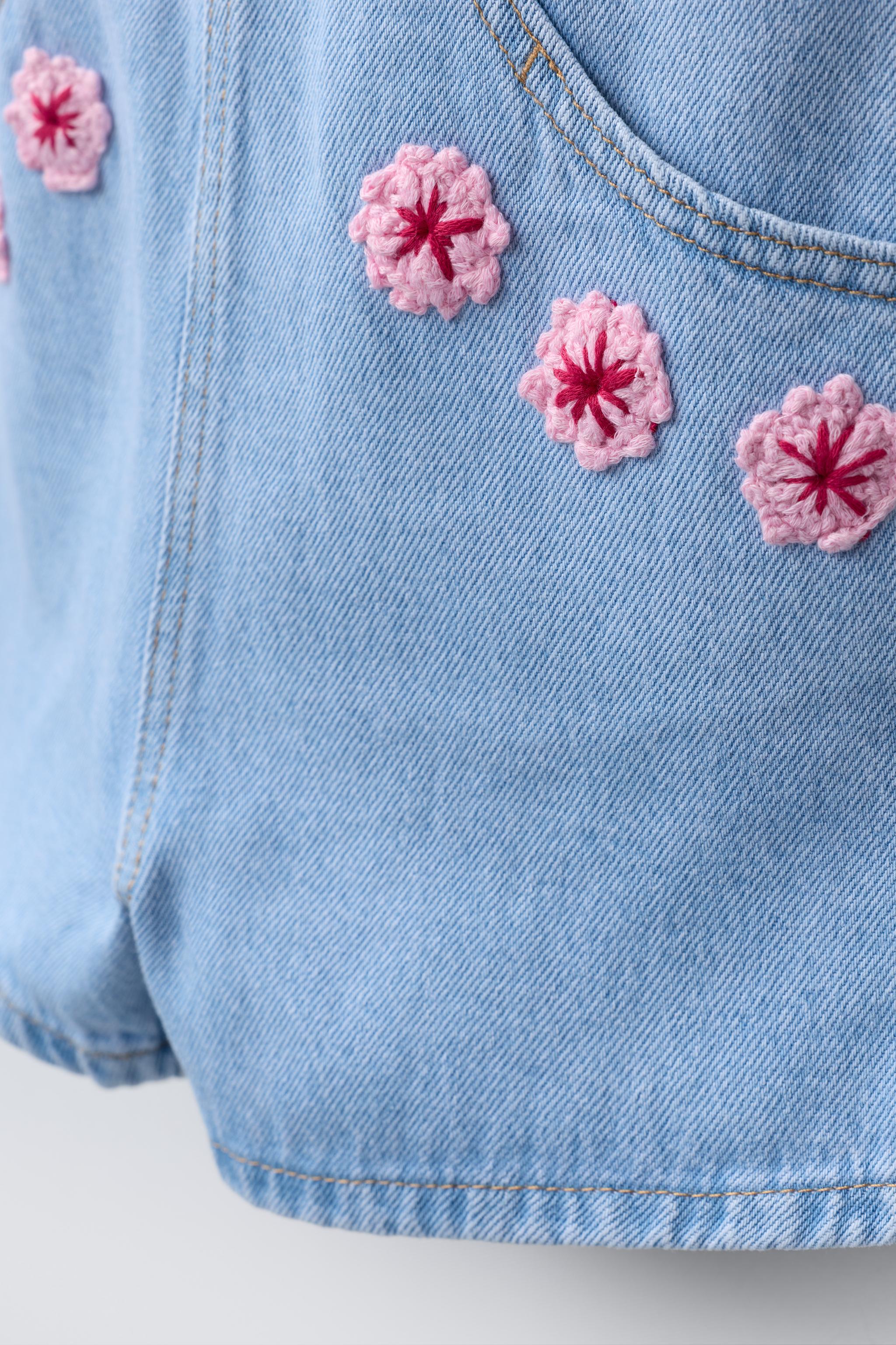SALOPETTE COURTE EN DENIM À FLEURS CROCHET