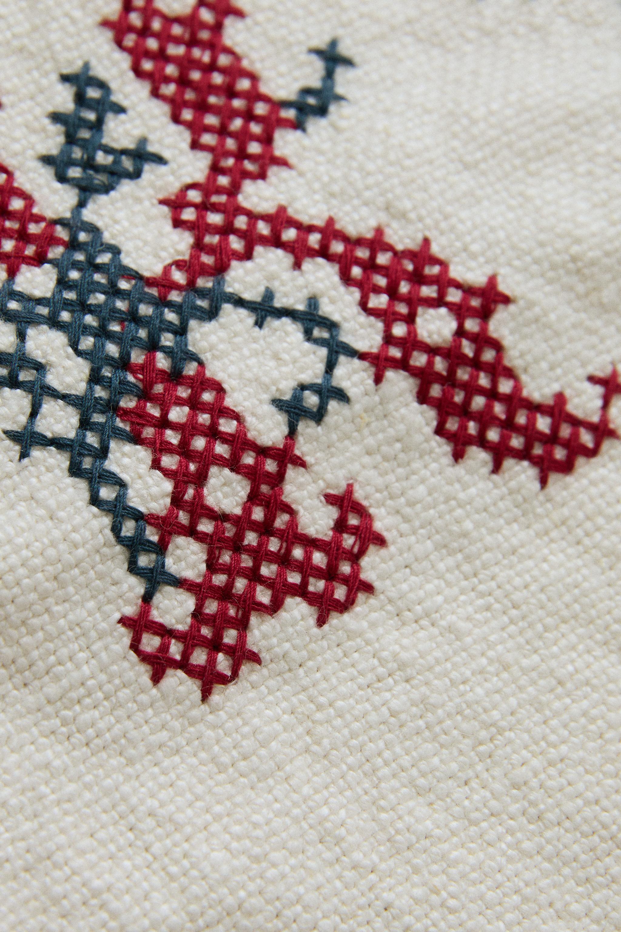 “R” EMBROIDERED LINEN CUSHION