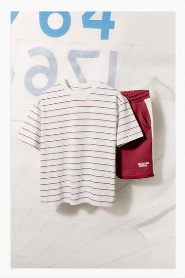 GESTREEPT T-SHIRT EN SPORTIEVE BERMUDA SET - Rood van Zara