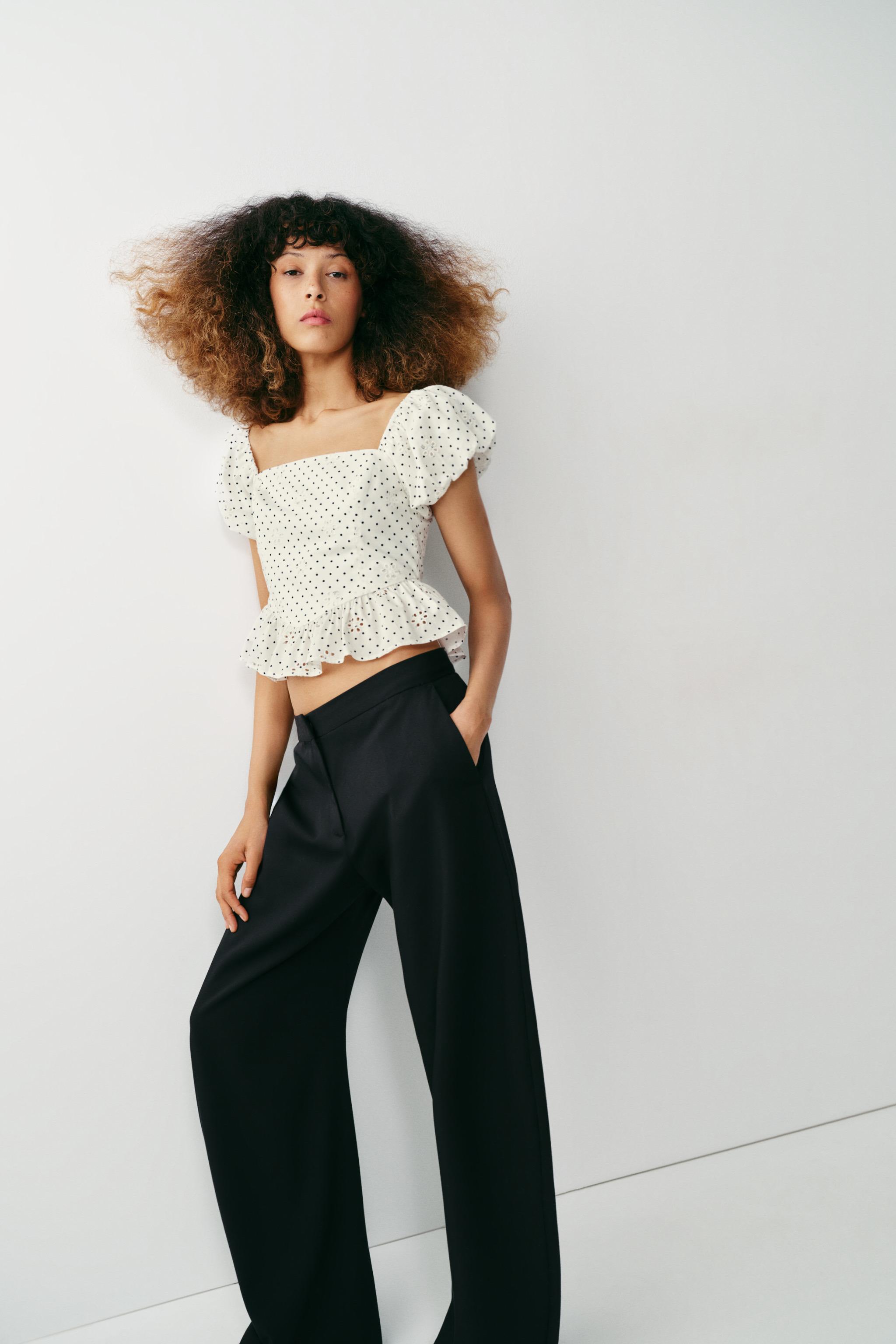 TOP IMPRIMÉ À BRODERIES AJOURÉES