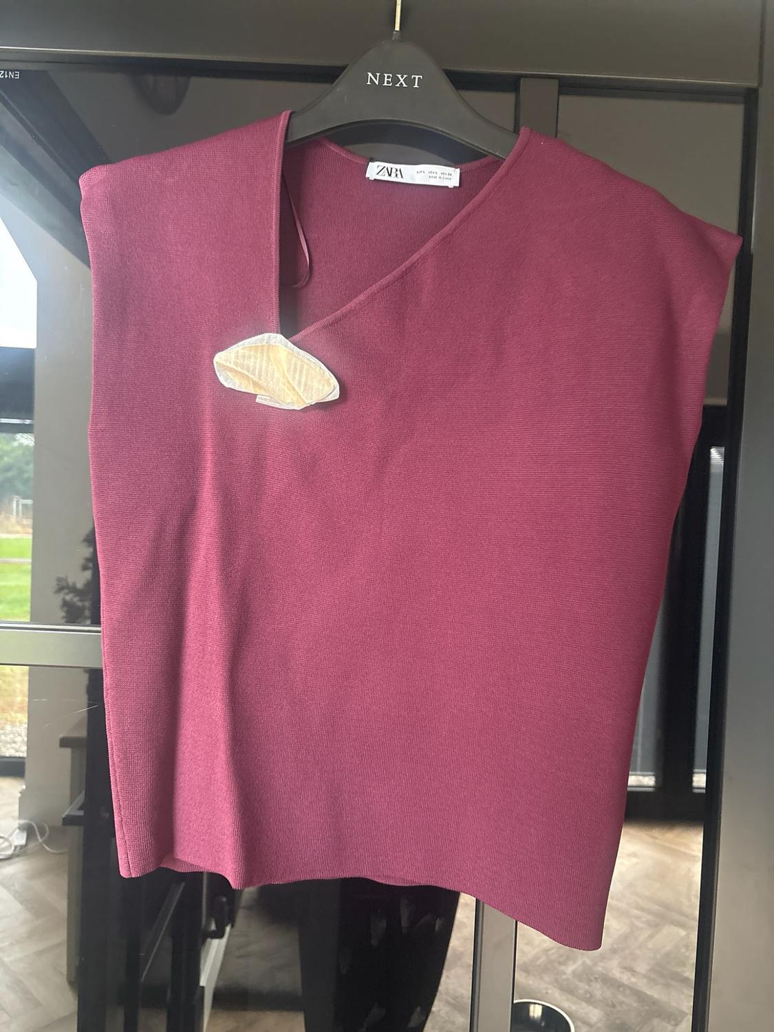 KNIT TOP WITH GOLDEN APPLIQUÉ - Image 3