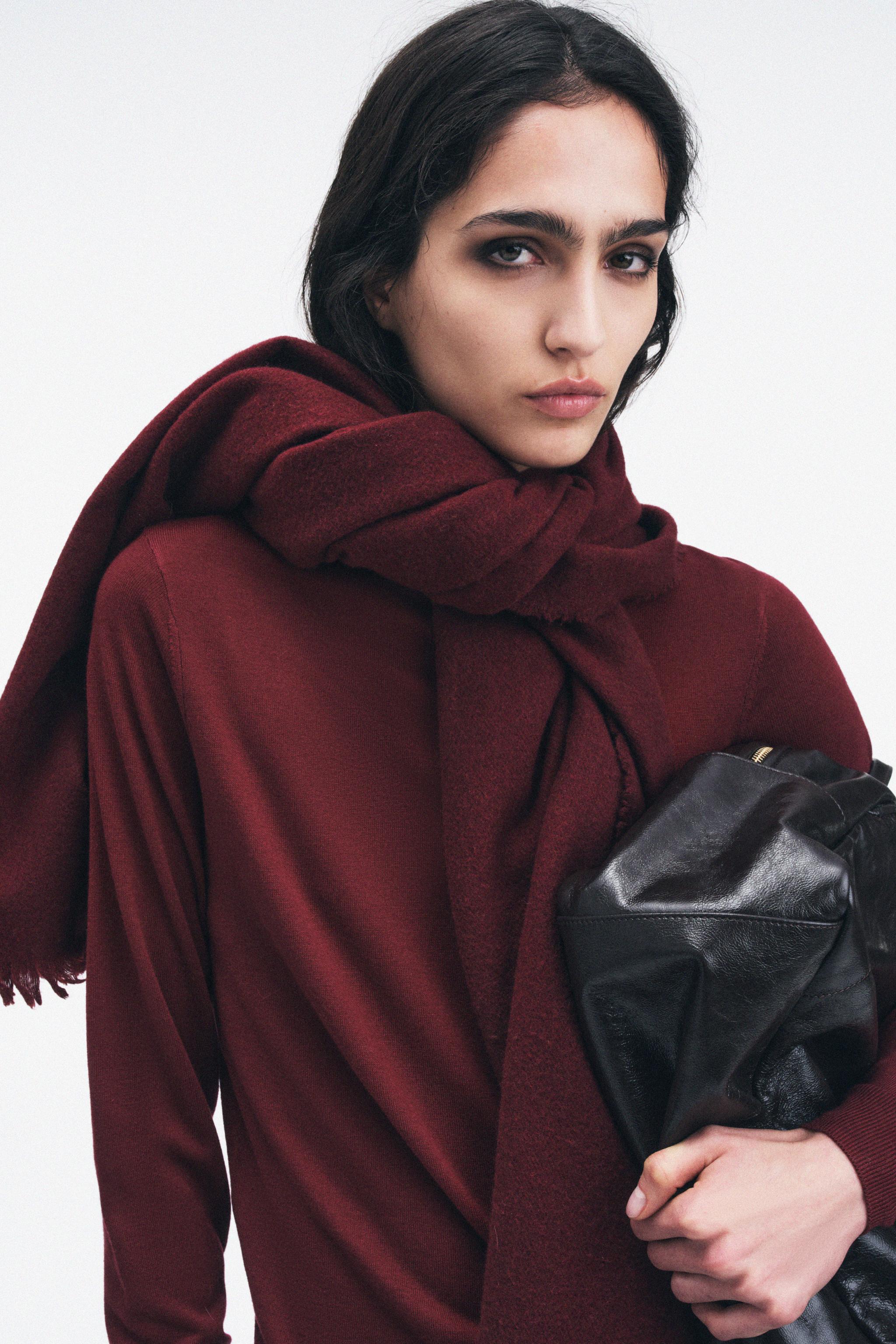 PLAIN WOOL SCARF — Maroon
