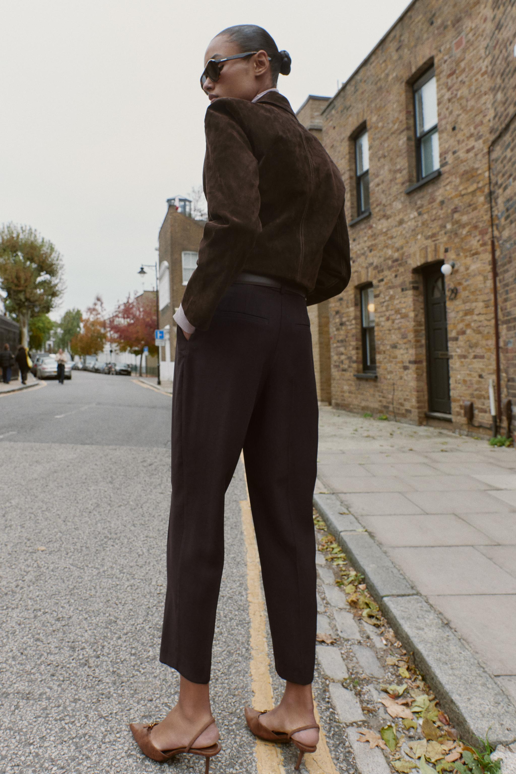 PANTALON À PINCES ET CEINTURE