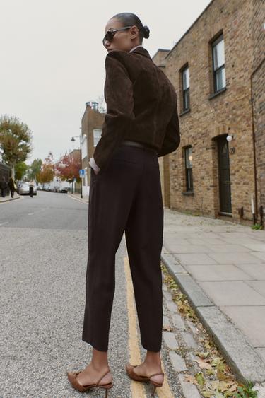 PANTALON À PINCES ET CEINTURE - Marron foncé de Zara - Image 4
