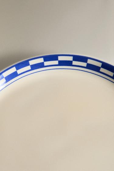 ASSIETTE À PAIN CÉRAMIQUE BORD CARREAUX - Écru de Zara - Image 4