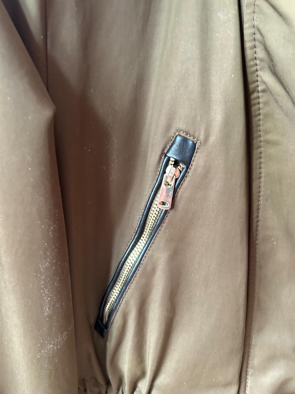 PARKA VERDE CAQUI CON CALUCHA - Image 8