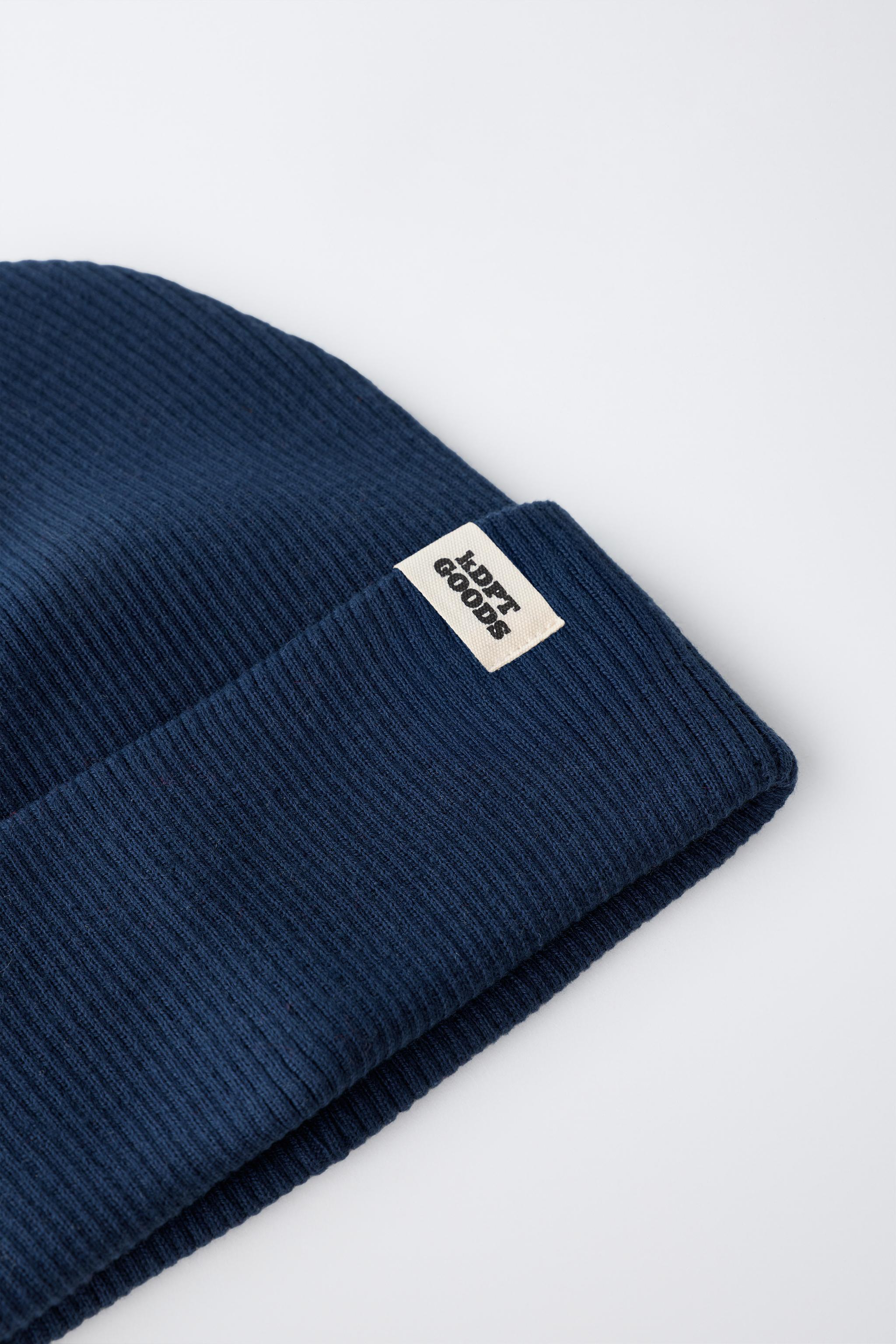 BONNET EN MAILLE CANNELÉE À ÉTIQUETTE