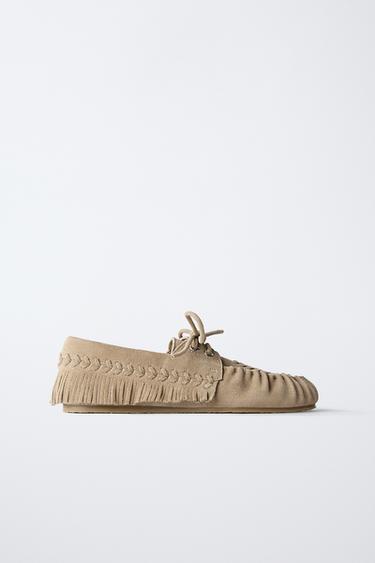 MOKKASIN I SKIND MED FRYNSER - Beige fra Zara