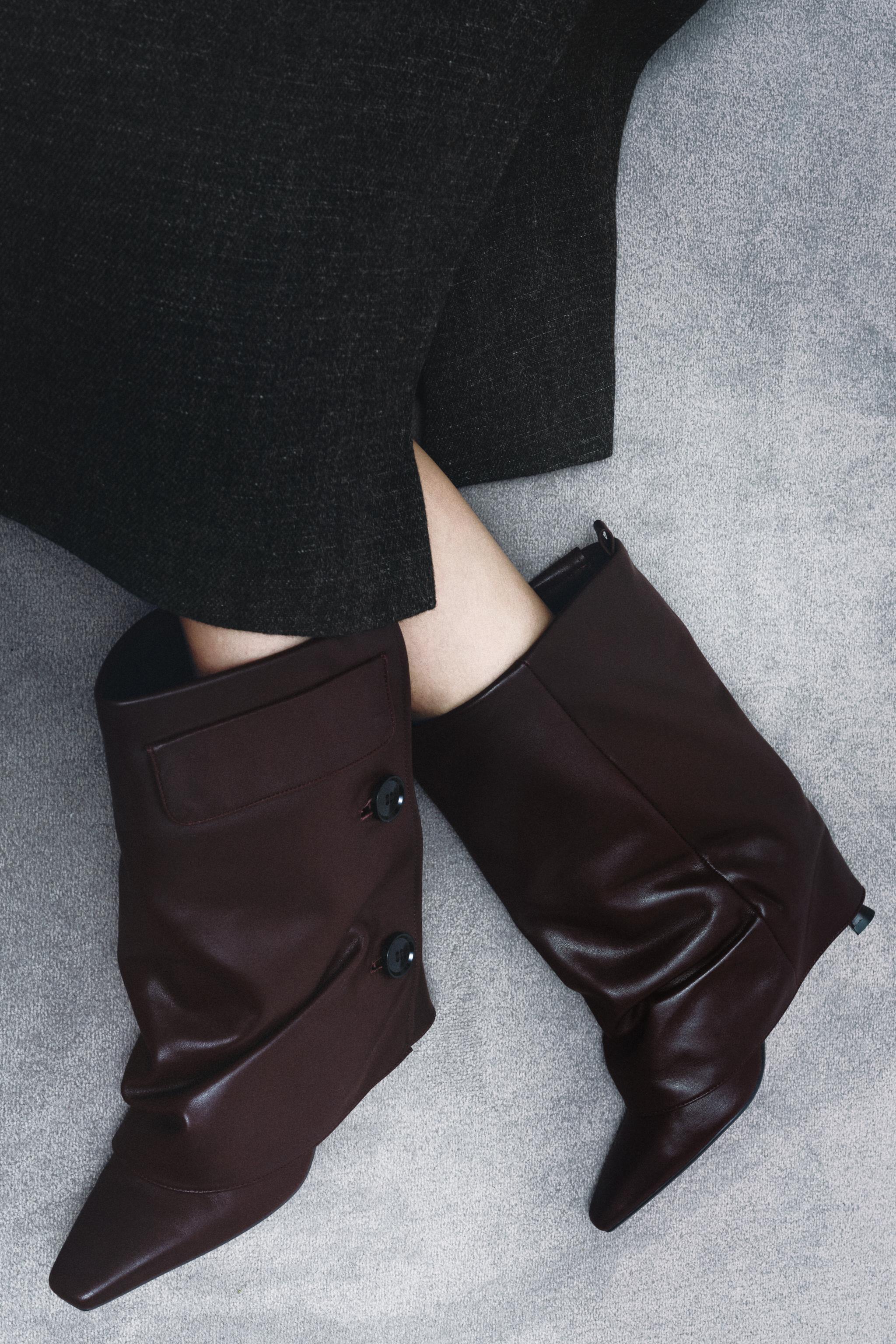 BOTTINES À TALONS EN CUIR ET LEGGINGS