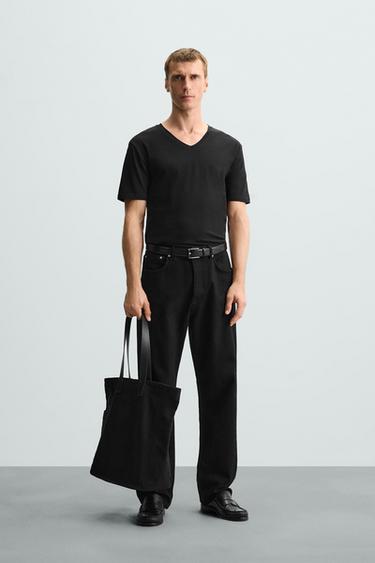 CAMISETA CUELLO PICO BÁSICA - Negro de Zara - Imagen 0