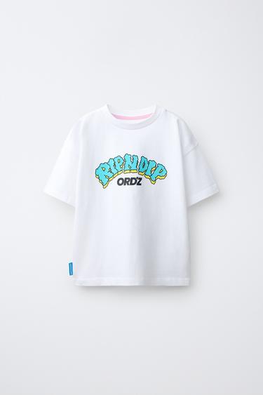 T-SHIRT MED LOGOPRINT I RELIEF RIPNDIP © X ZARA KIDS - Hvid fra Zara