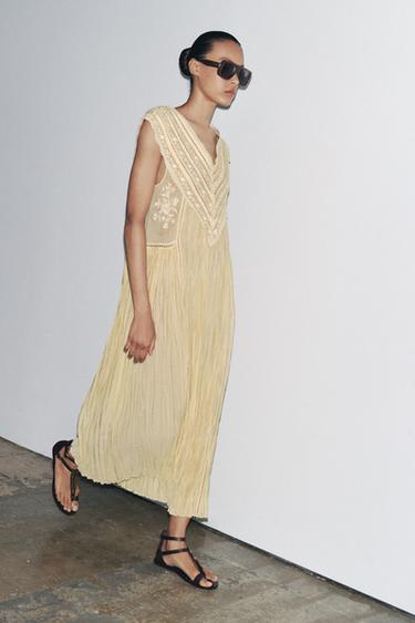 VESTIDO PLISADO BORDADOS ZW COLLECTION - Amarillo de Zara - Imagen 0