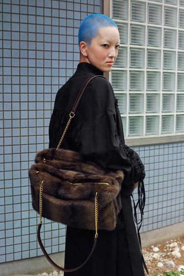 フェイクファーショルダーバッグブラウンZaraのフェイクファーショルダーバッグ - ブラウン