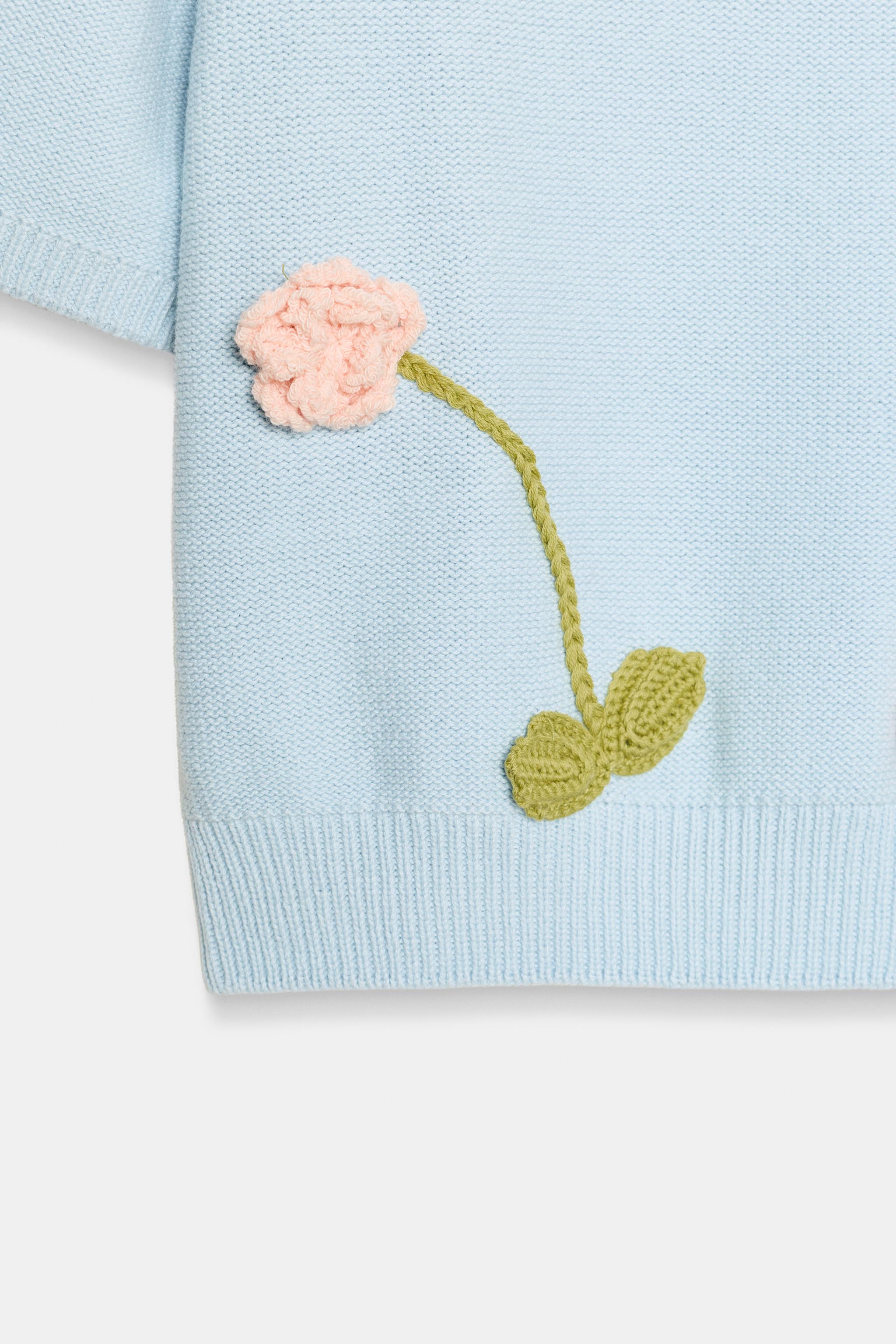 PULL EN MAILLE À FLEURS ET MANCHES COURTES