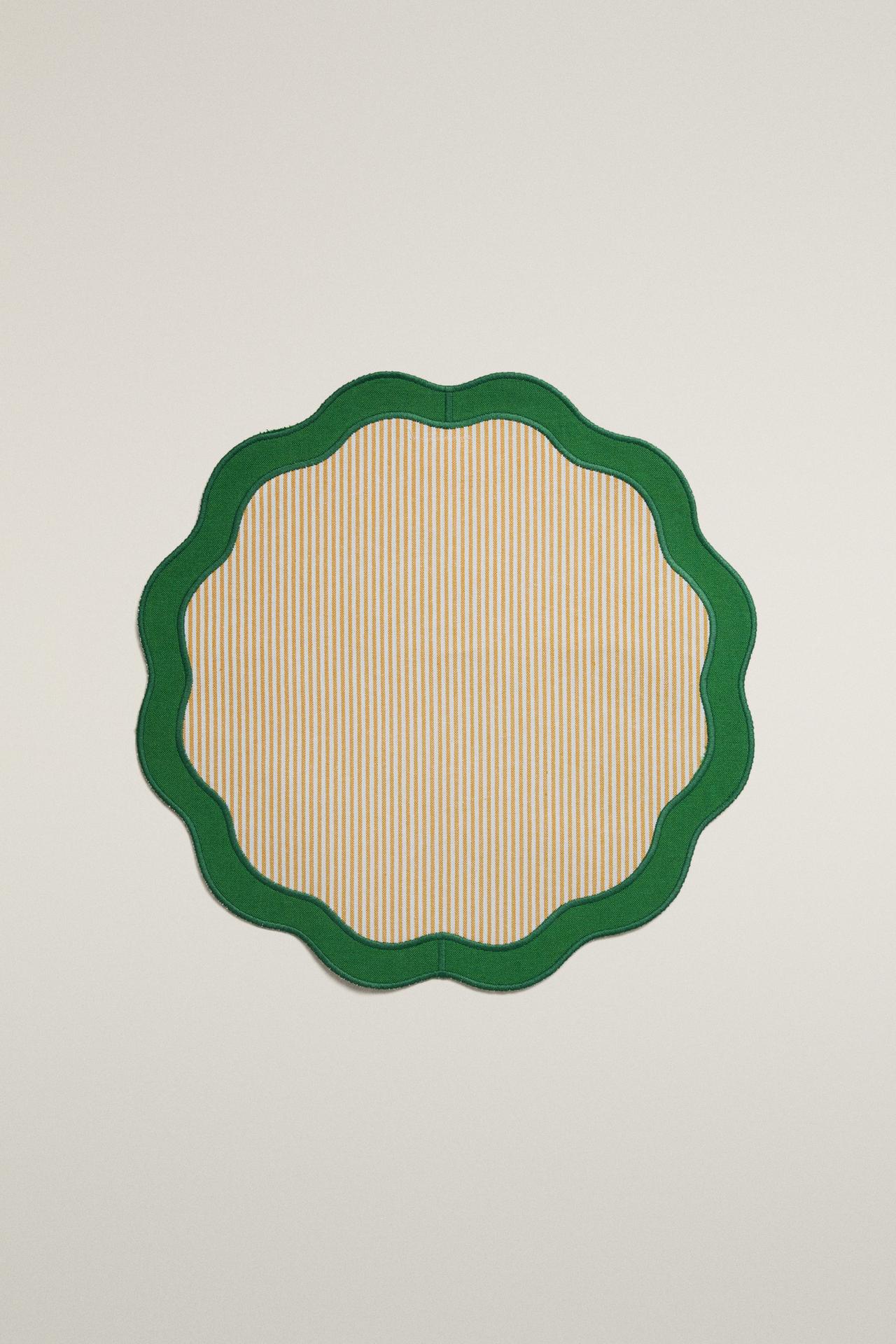 STRIPED PLACEMAT WITH SCALLOPED EDGE — Green