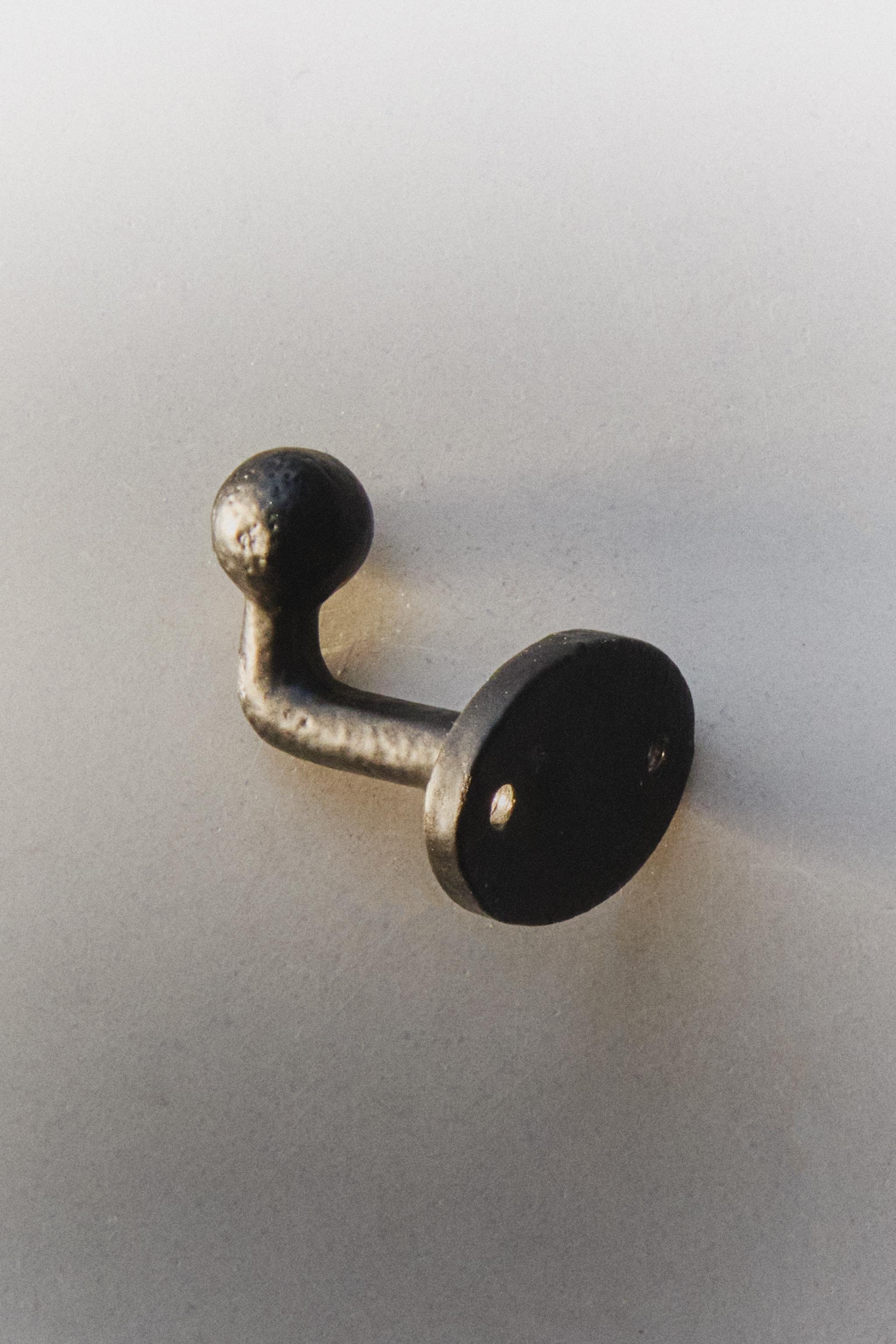 IRON HOOK — Black