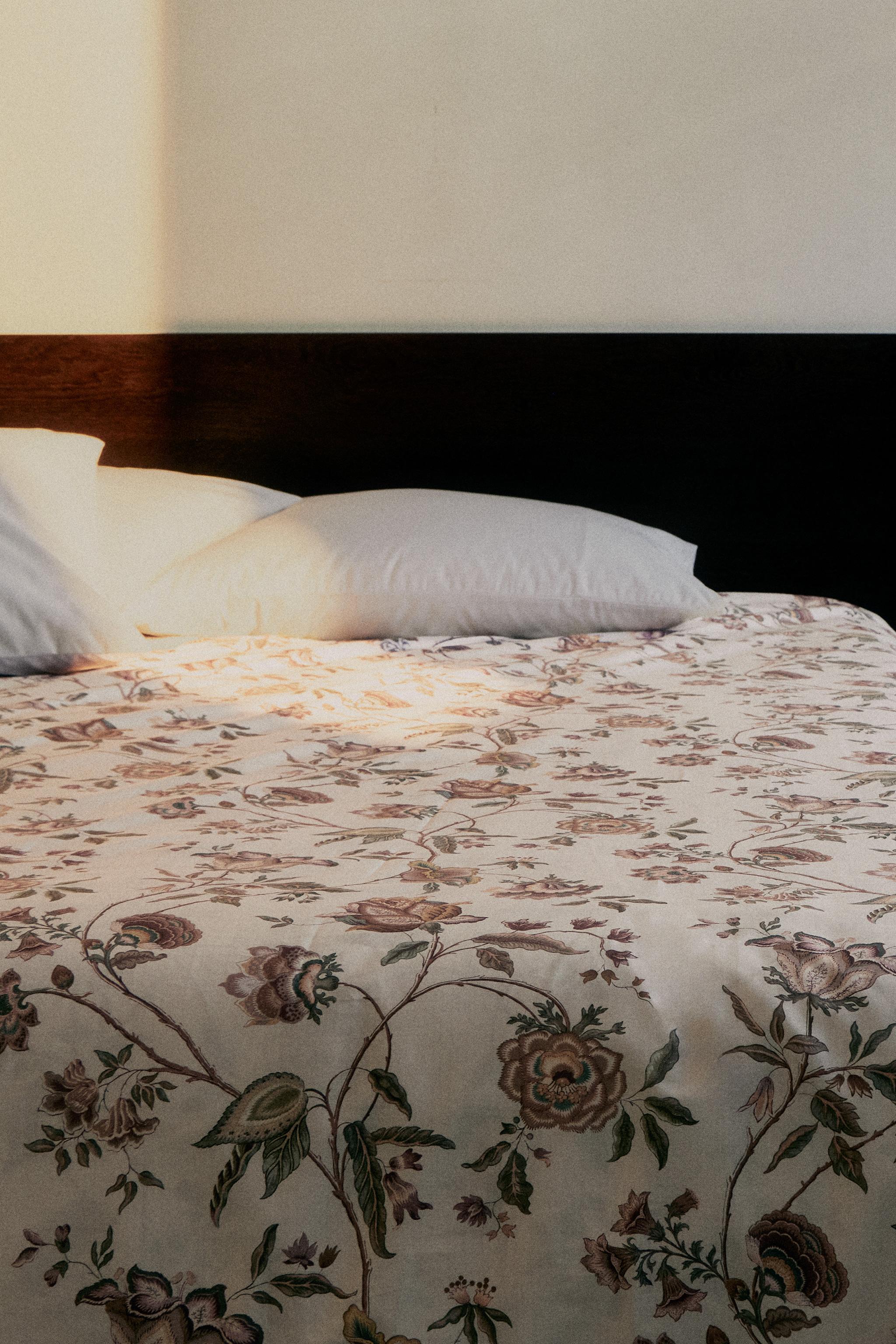 FLOWER AND BRANCH SATEEN DUVET COVER (300 THREAD COUNT)
