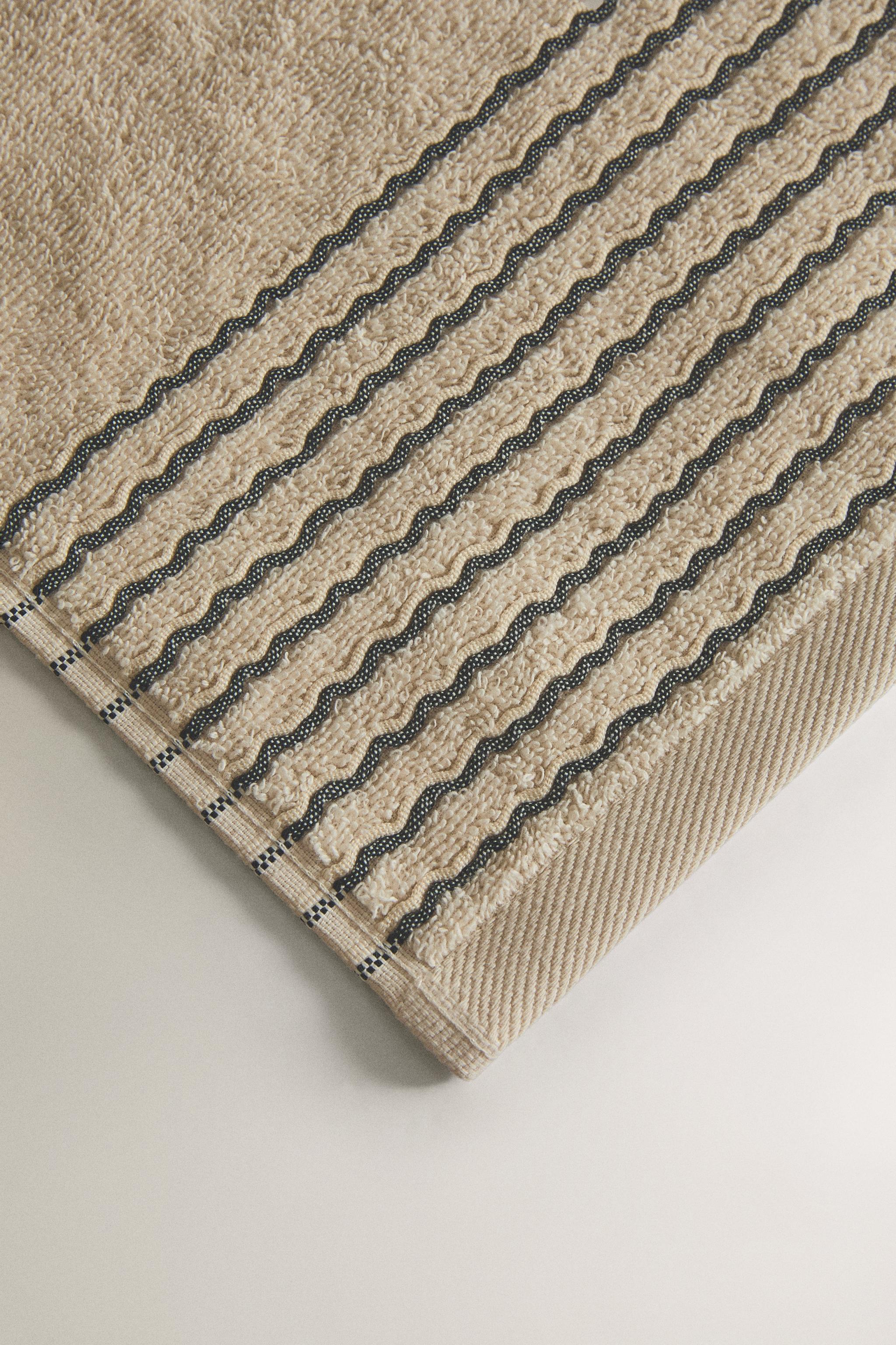 BATH TOWEL WITH PLEATED BORDER