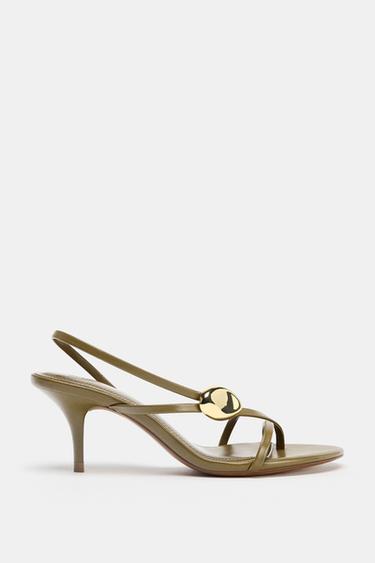 SANDALIA TACÓN TIRAS PIEZA METÁLICA - Verde Caqui de Zara