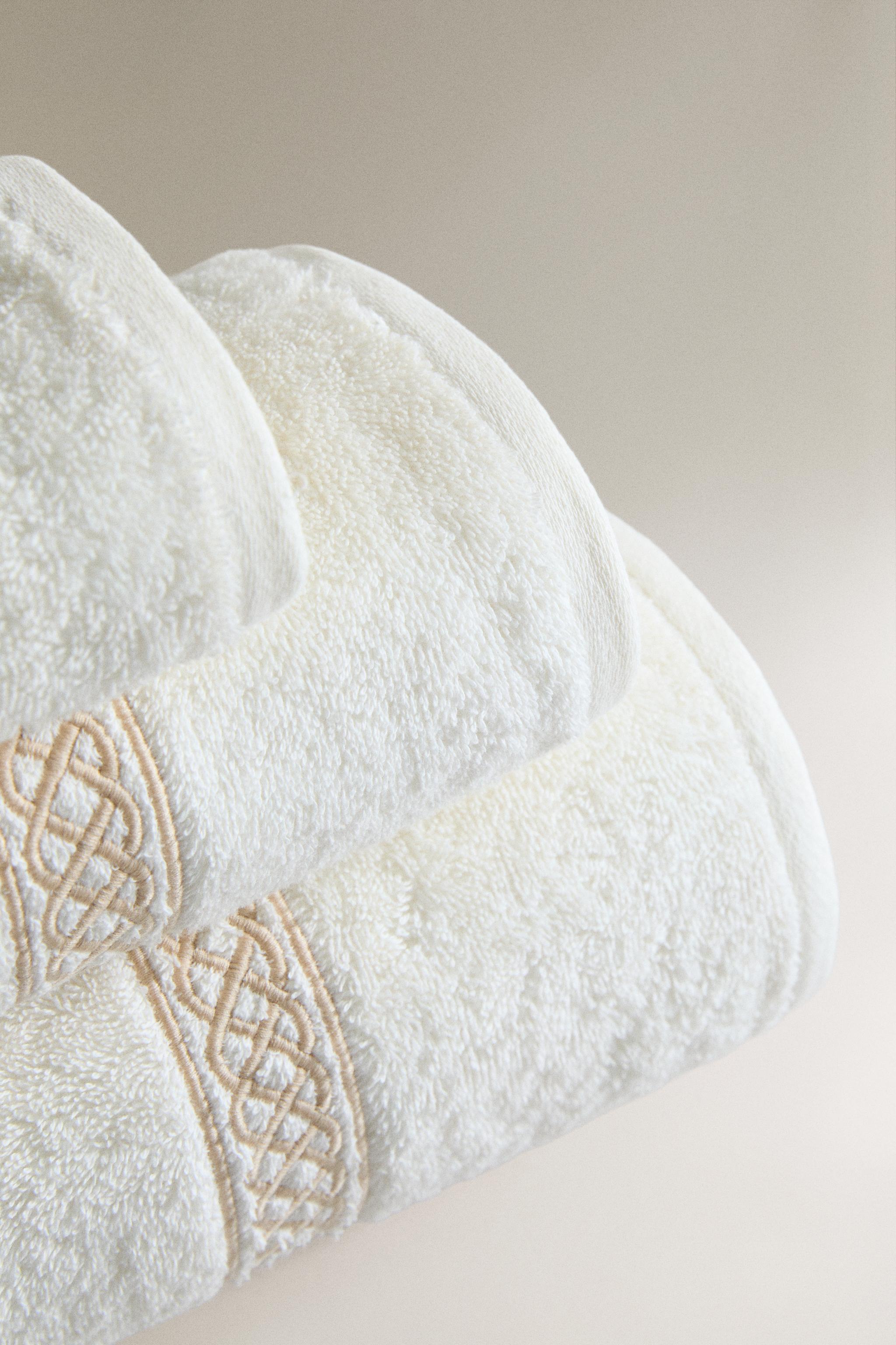 GEOMETRIC EMBROIDERY BATH TOWEL — Golden
