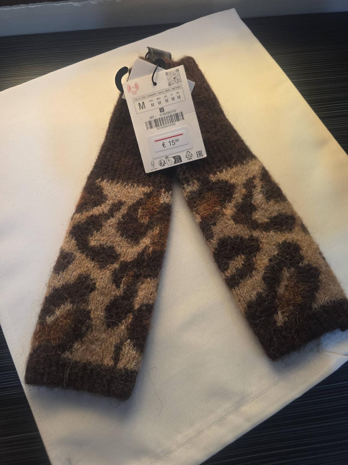 ANIMAL PRINT KNIT MITTENS - Image 3