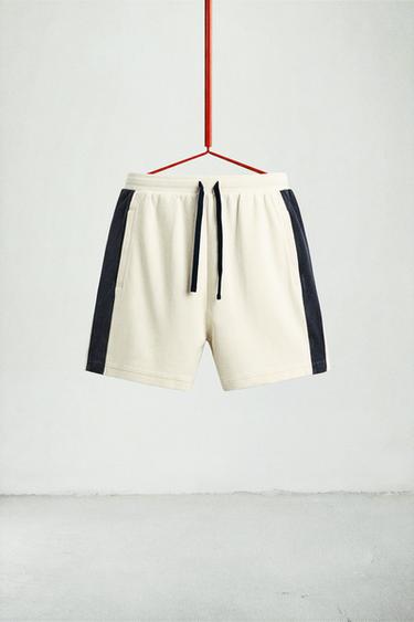 برمودا رياضي بخطوط متباينة - أبيض مكسور by Zara