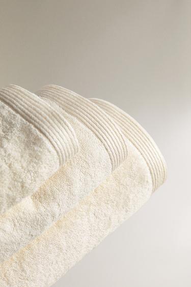 SERVIETTE DE BAIN MÉLANGE SOIE (600 GXM²) - Ivoire de Zara - Image 1